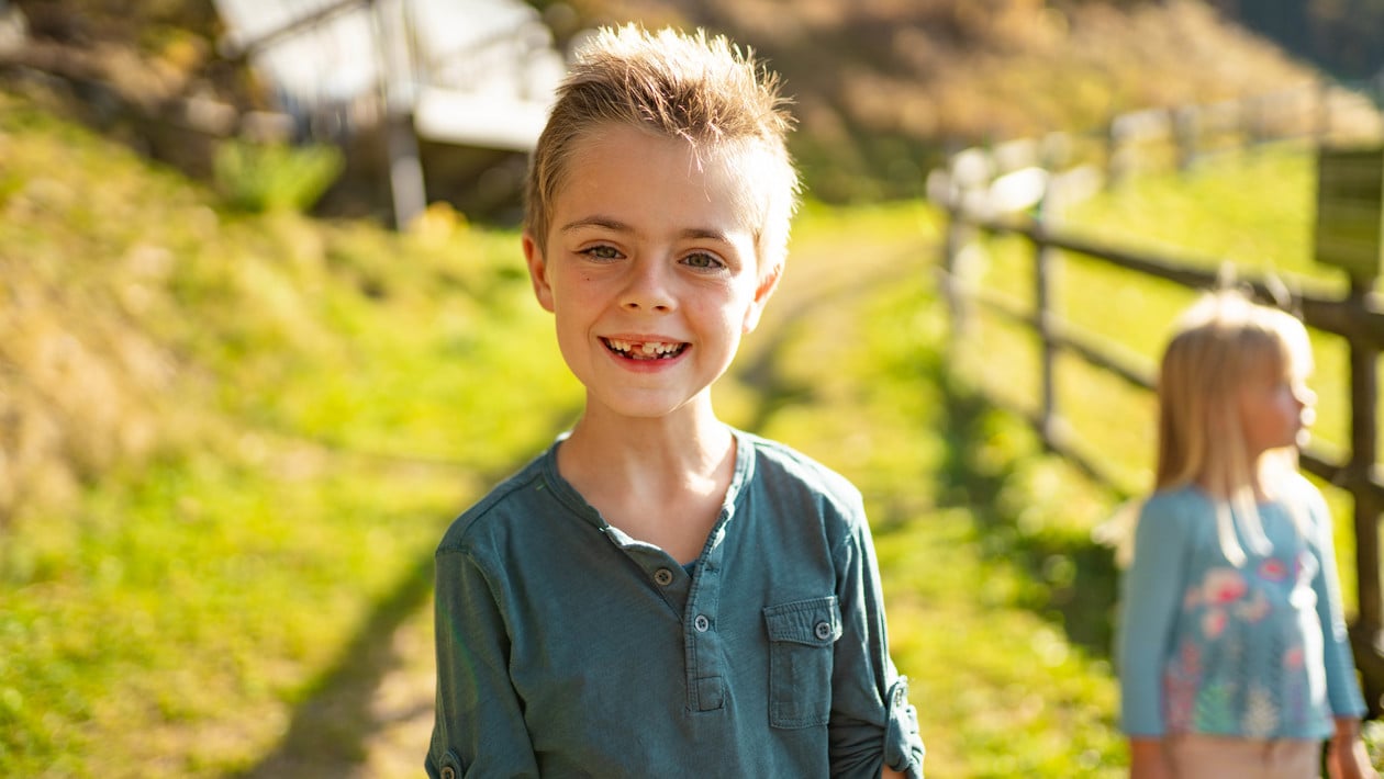 Lachende Kinder auf dem Waalweg Algund