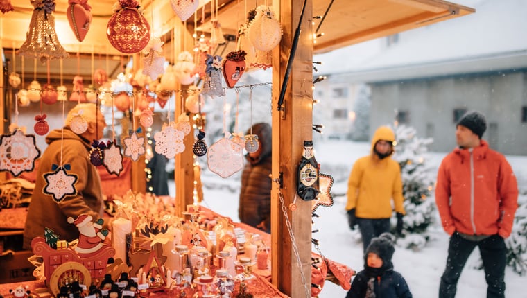 Der Weihnachtsmarkt in weißem Gewand