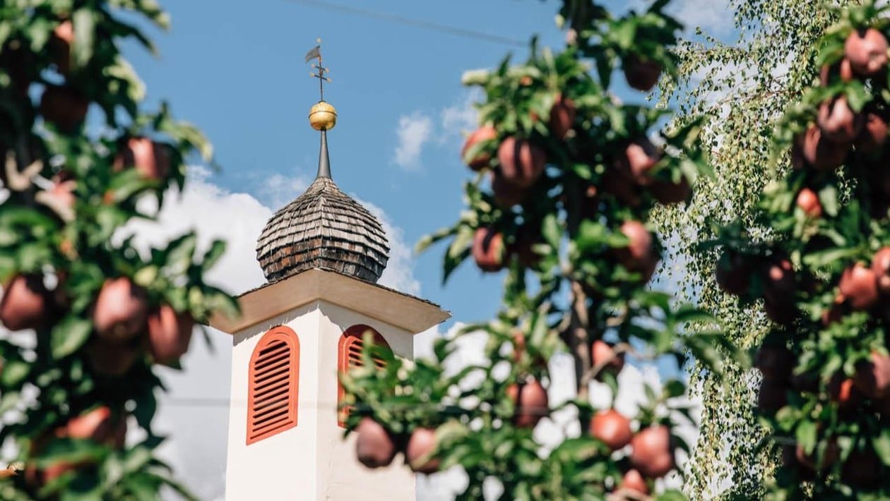 Chiesa tra alberi di mele