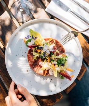 Junge Frau genießt traditionelle Tiroler Schlutzkrapfen