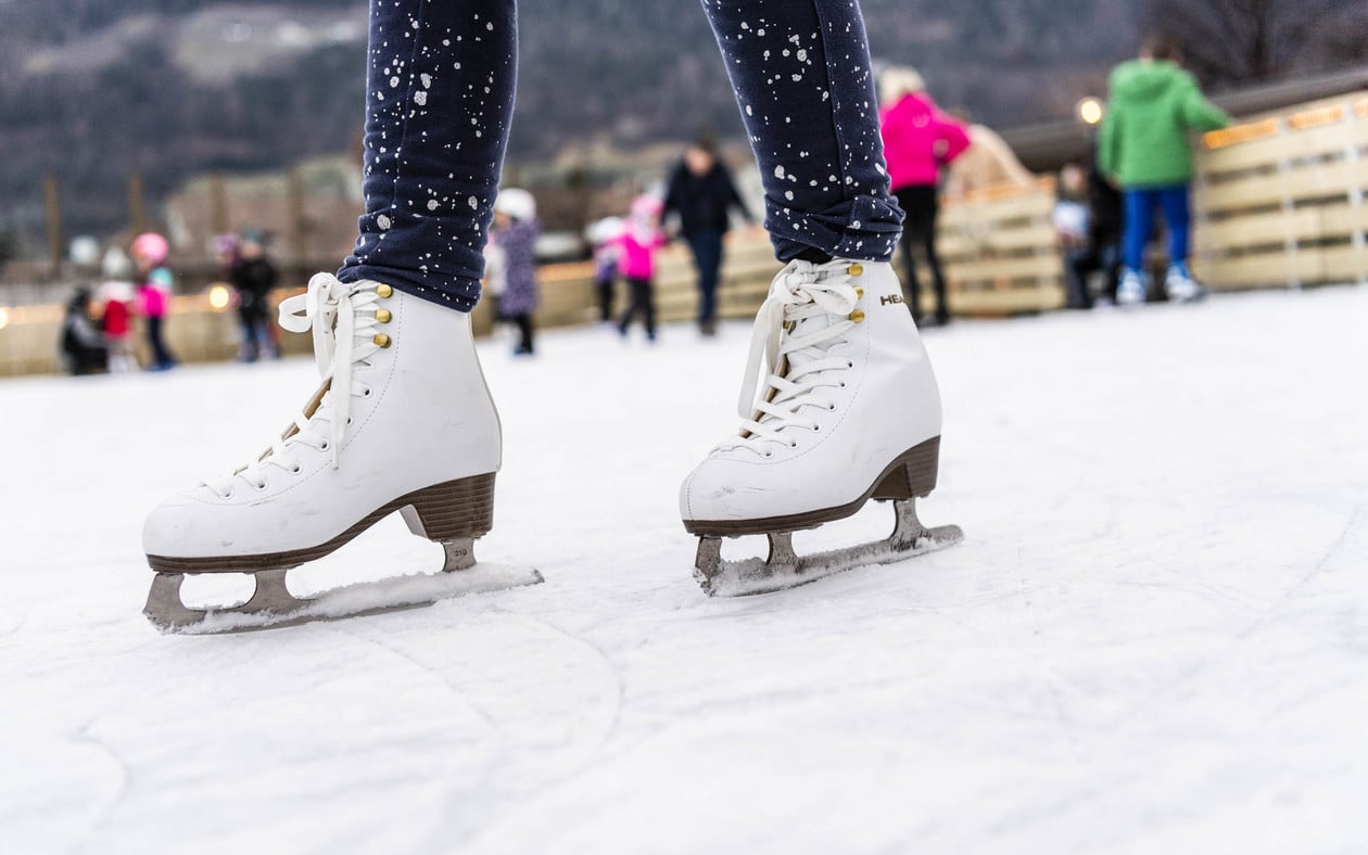 Pattinare sul ghiaccio in inverno