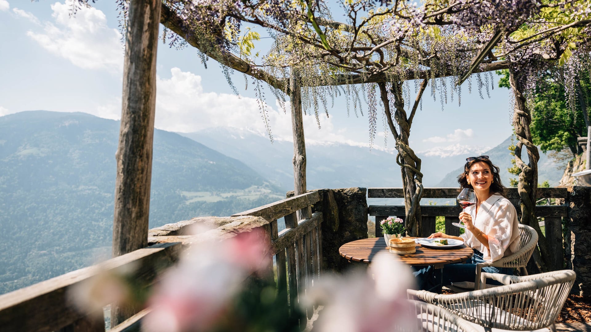 Trauttmansdorffer Thronsessel im Sonnenschein mit atemberaubender Aussicht auf Algund