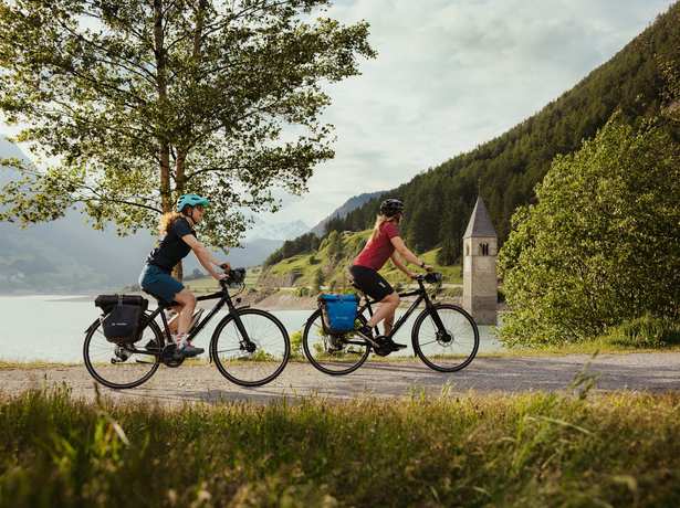 Radfahren in den Bergen bei herrlichem Wetter