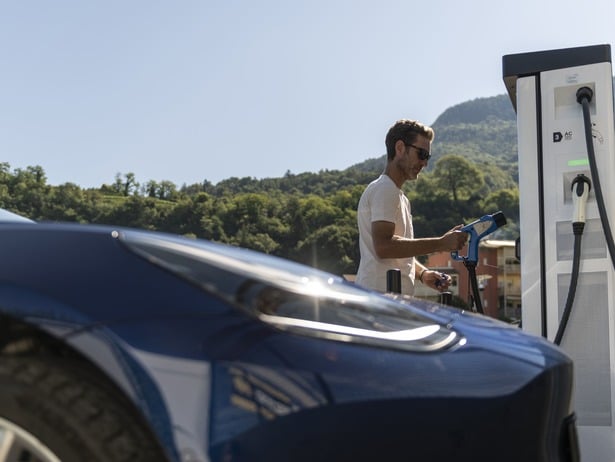 Grüner Oldtimer ist mit Koffern beladen