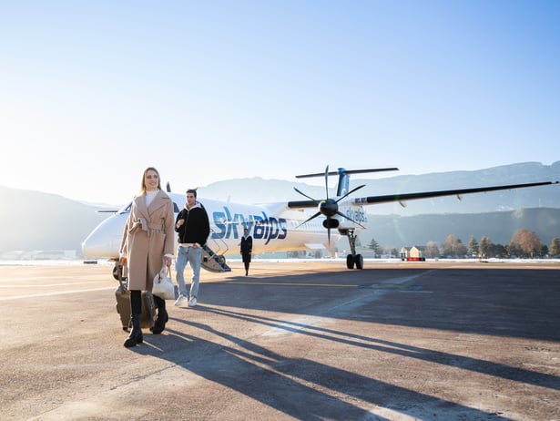 Flugzeug über Wolken im Sonnenschein