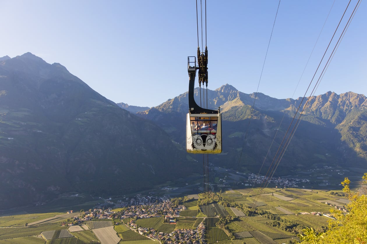 Die Aschbacher Seilbahn über der Landschaft Südtirols