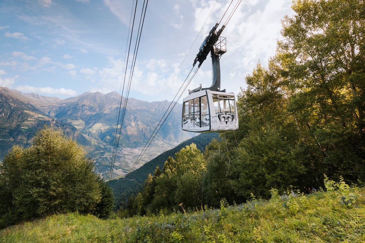 Die Aschbacher Seilbahn über der Landschaft Südtirols