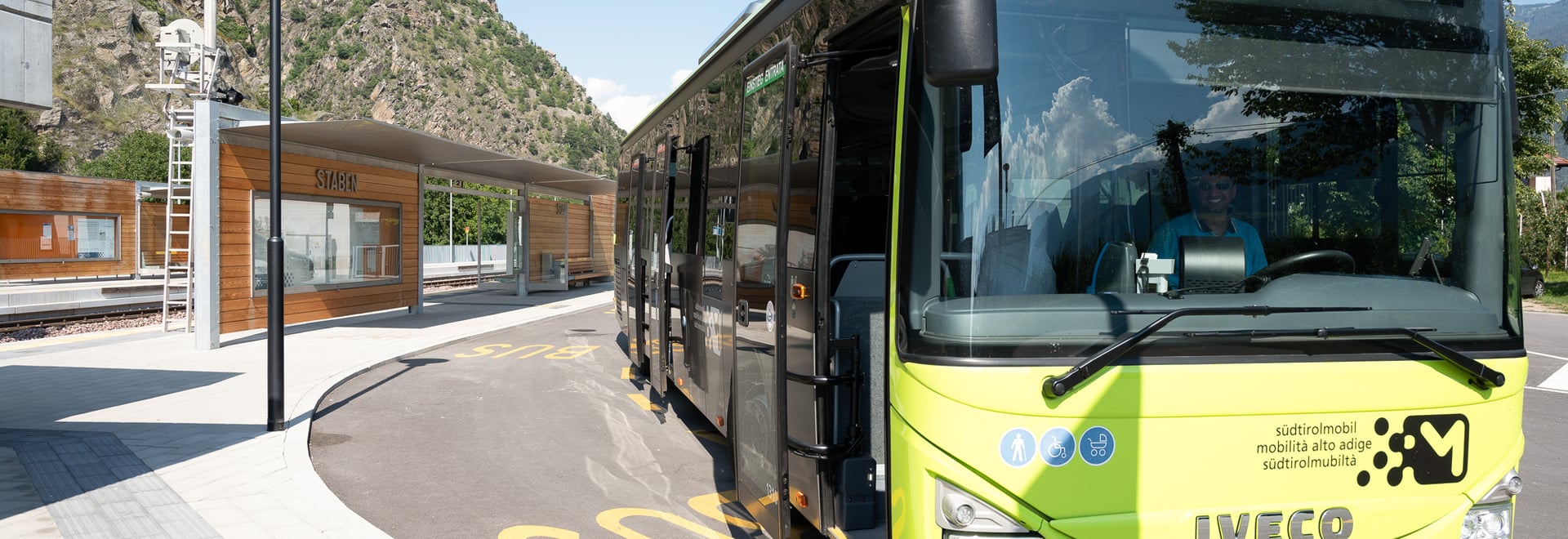 Grüner Südtiroler Bus und der Busfahrer lacht